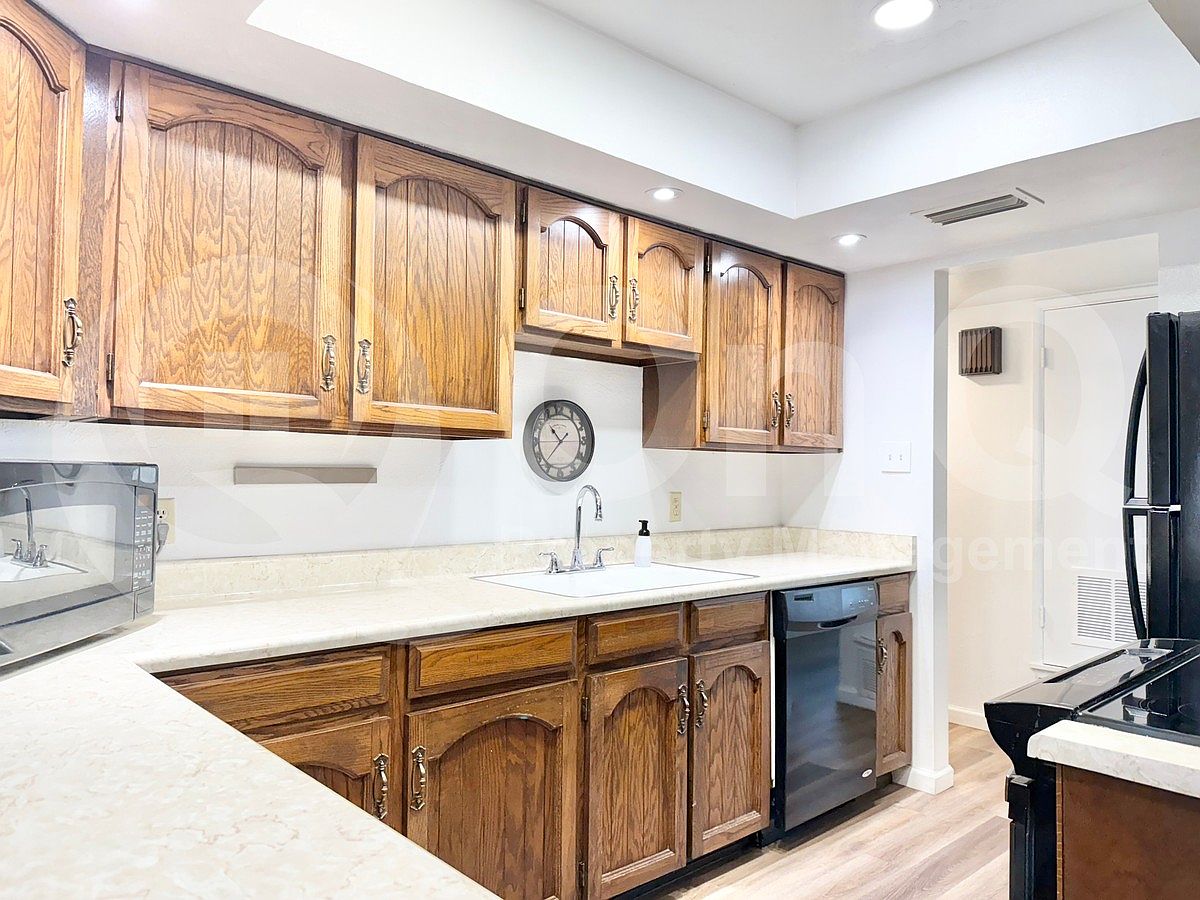 910 N Wedgewood Dr photo 3