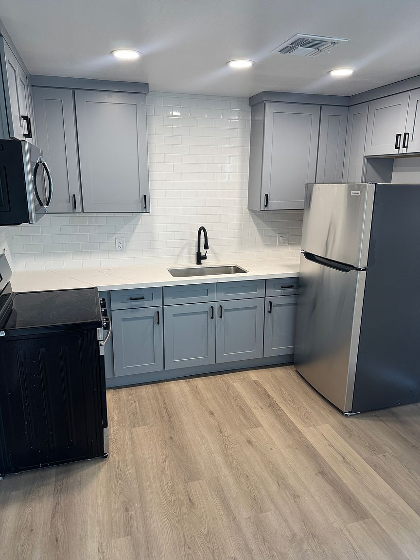 305 S Hobson photo 3