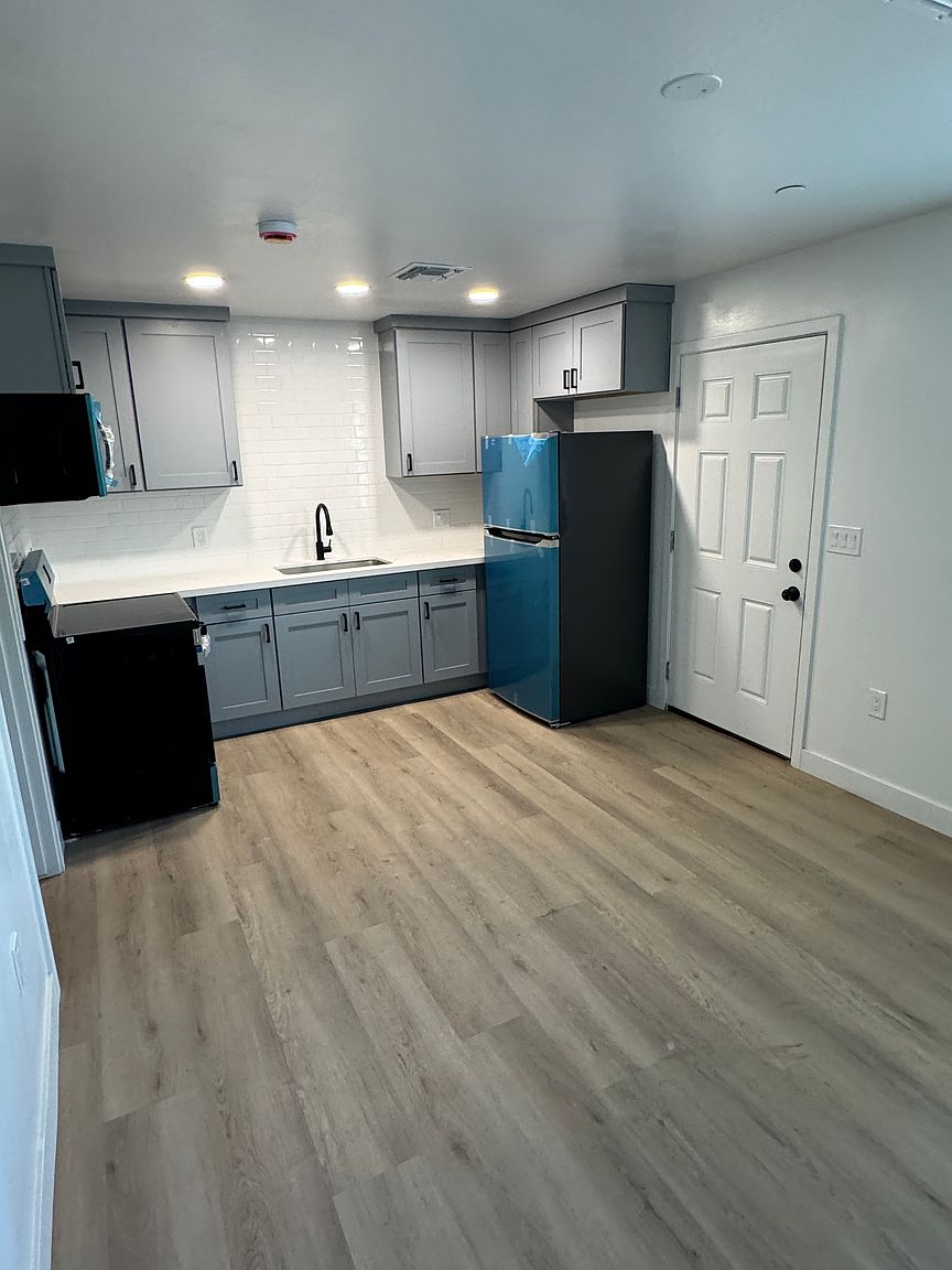 305 S Hobson photo 2