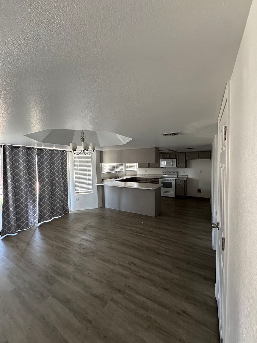 1609 E Garnet Ave photo 2