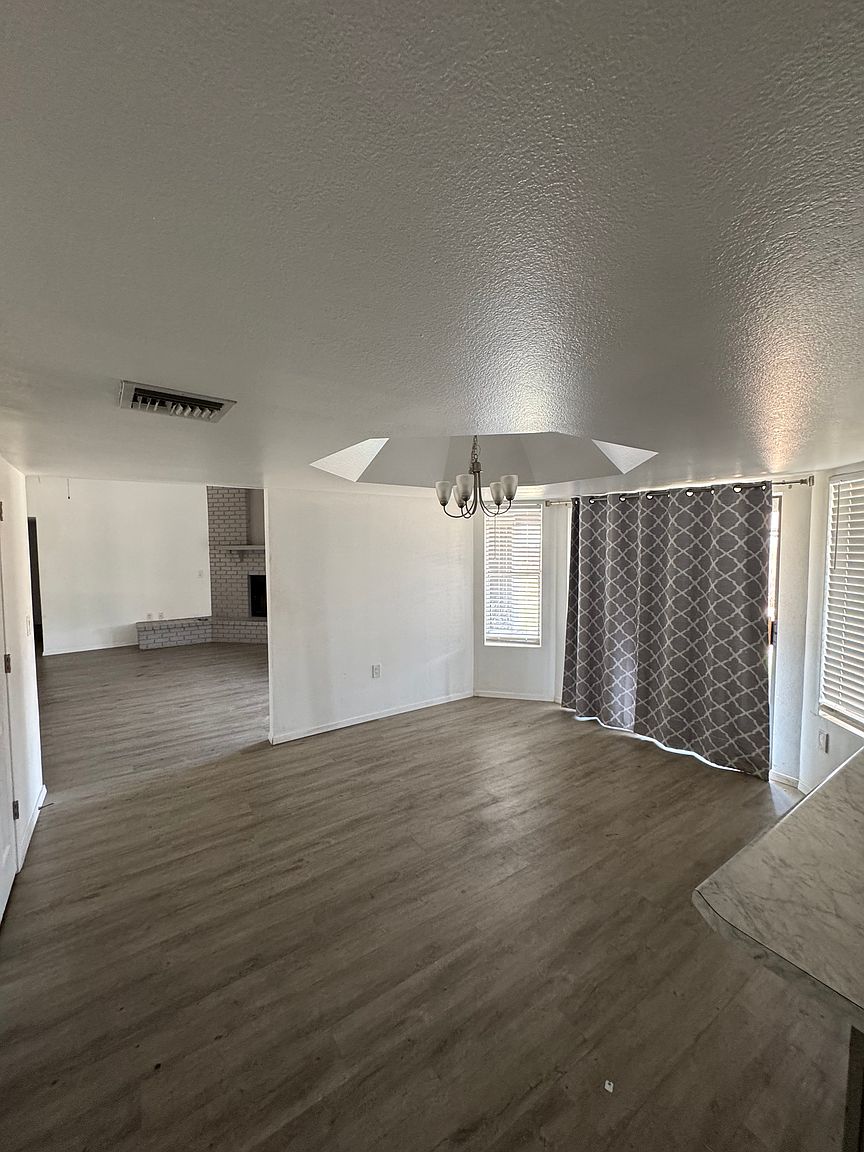 1609 E Garnet Ave photo 3