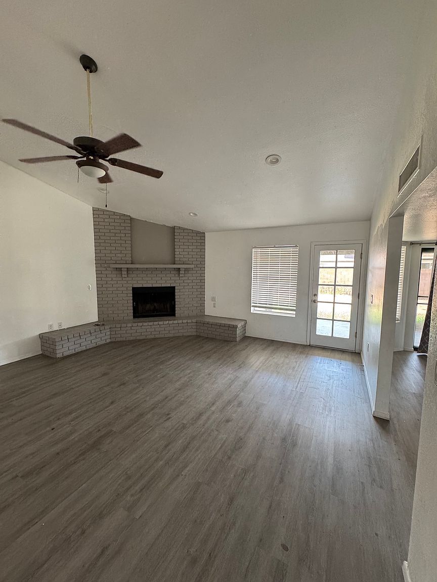 1609 E Garnet Ave photo 4