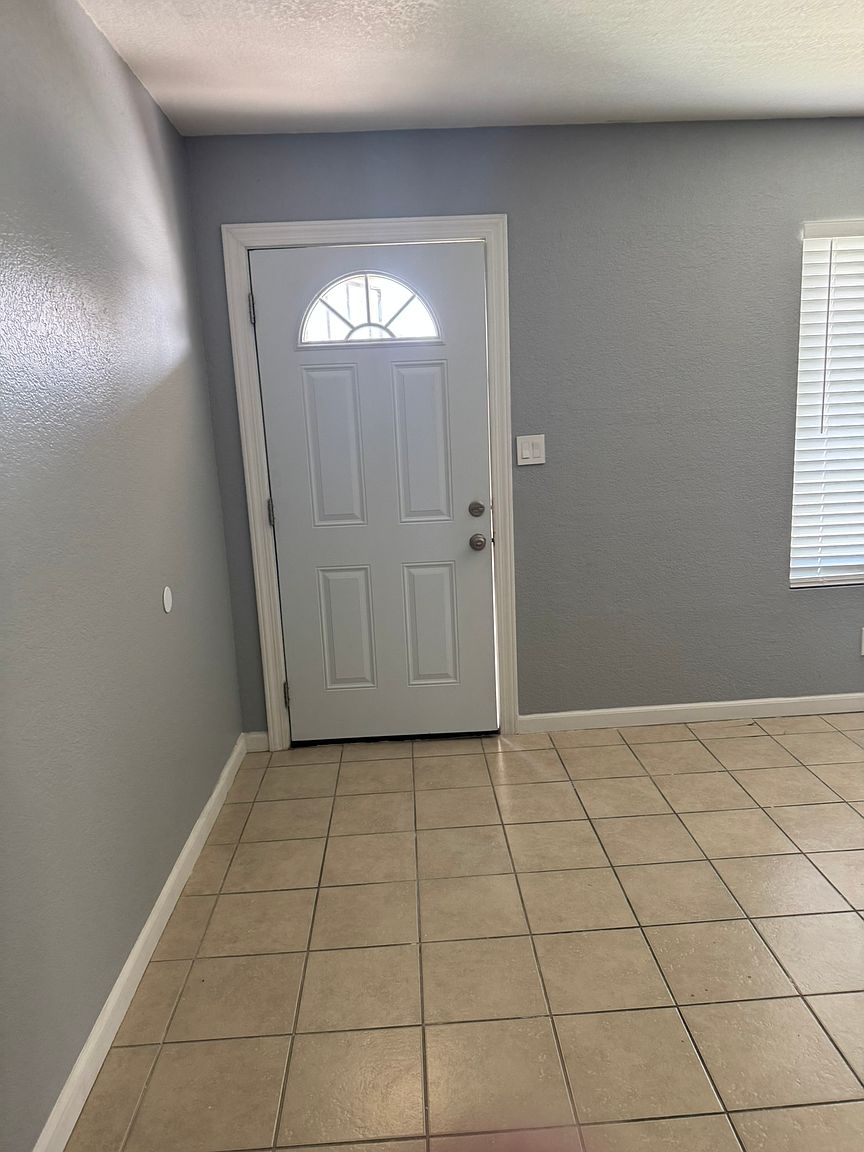 1736 E Hampton Ave photo 2