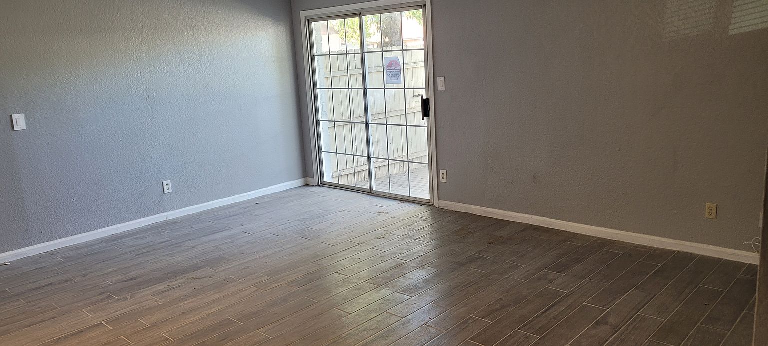541 S Olive photo 3