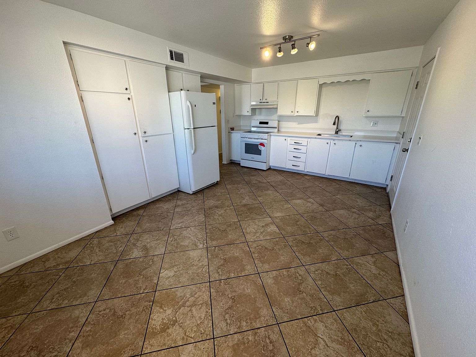 2441 E Camino St photo 5