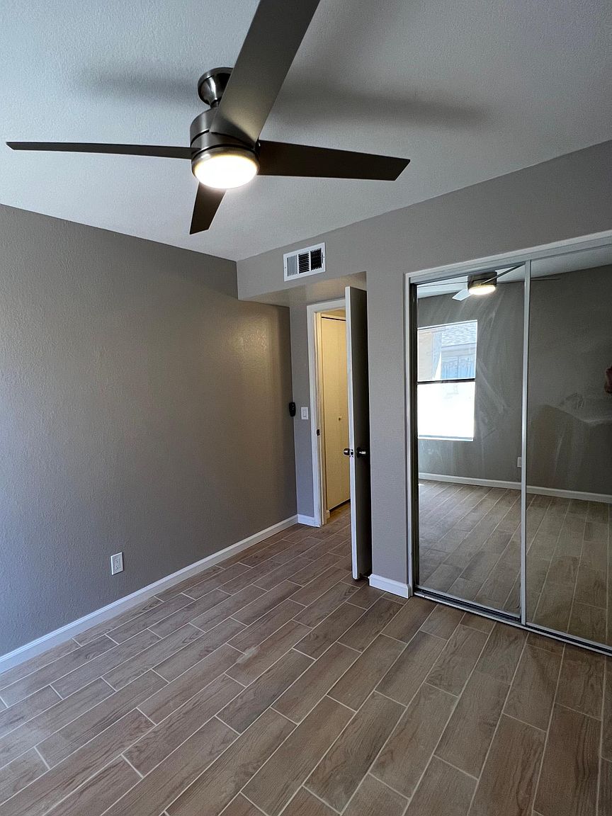 2851 E Capri Cir photo 3