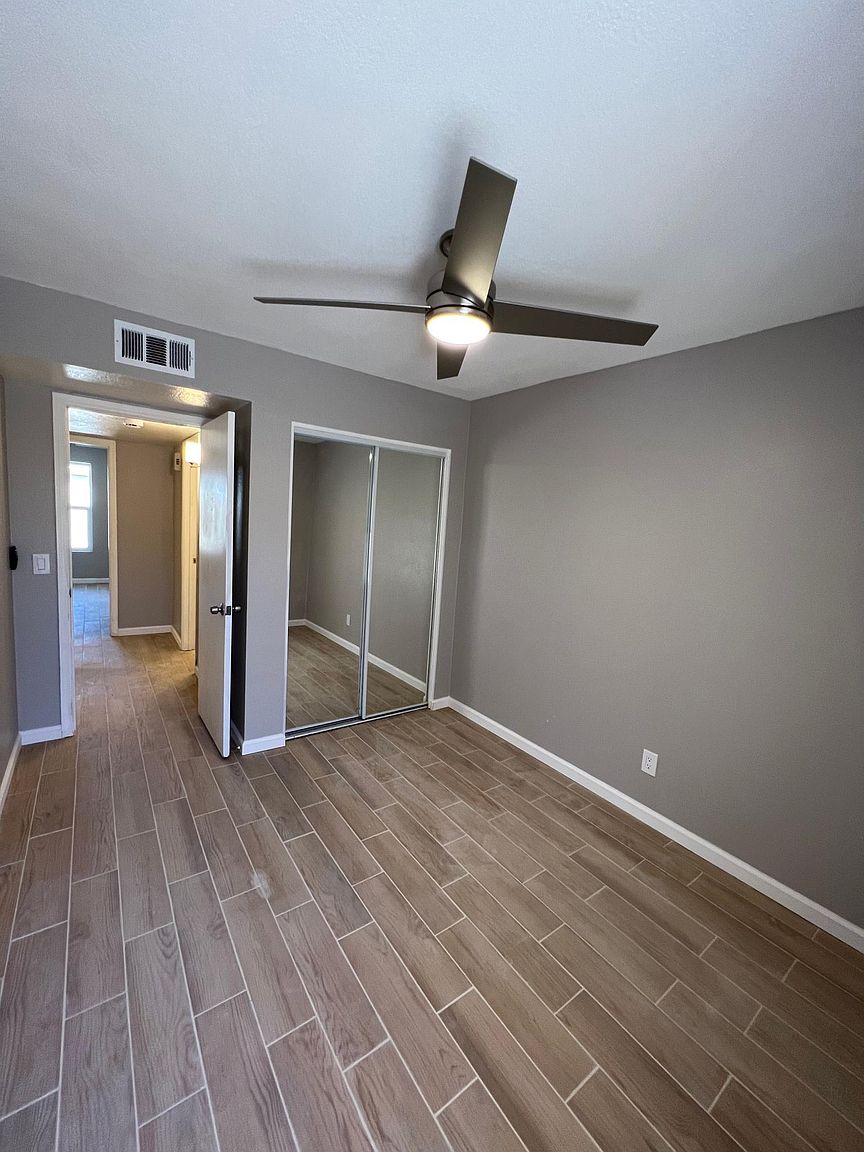 2851 E Capri Cir photo 4