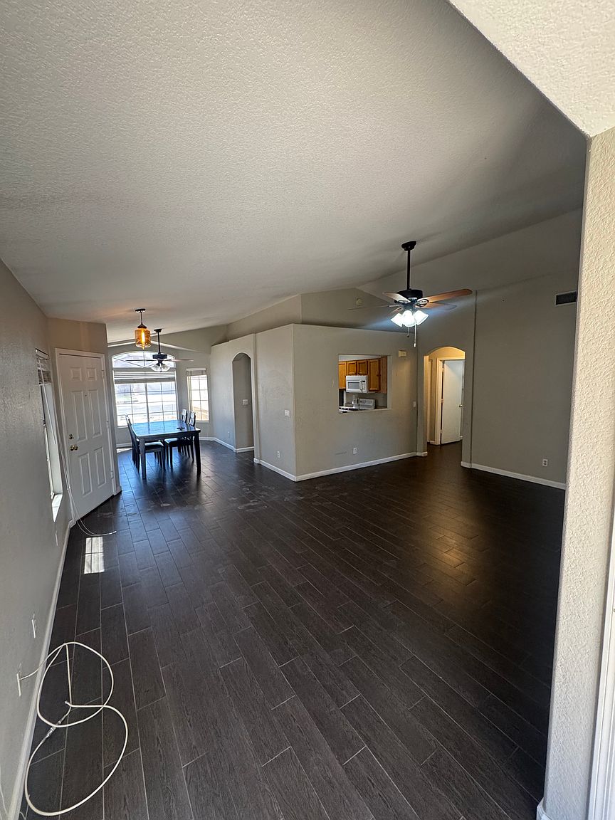 5022 E Holmes Ave photo 4