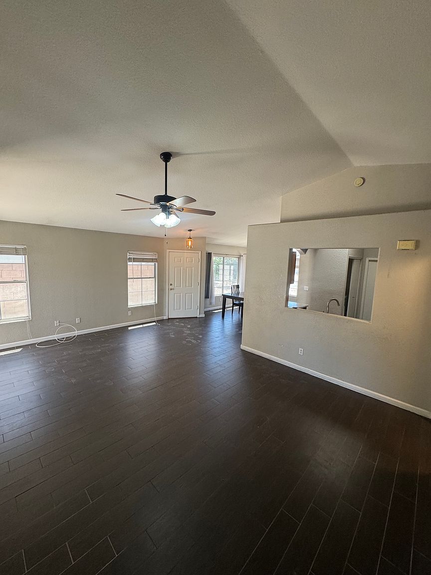 5022 E Holmes Ave photo 3