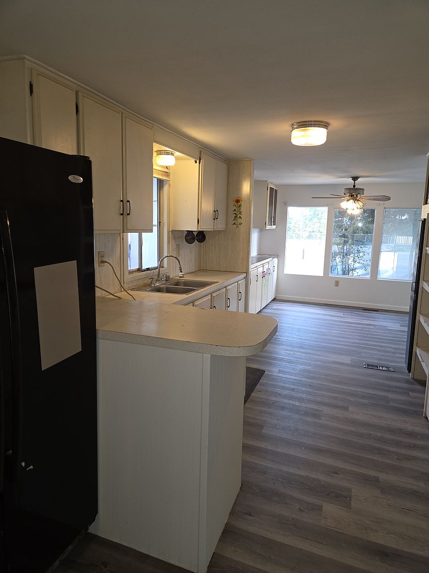 2050 N 28th Pl photo 2