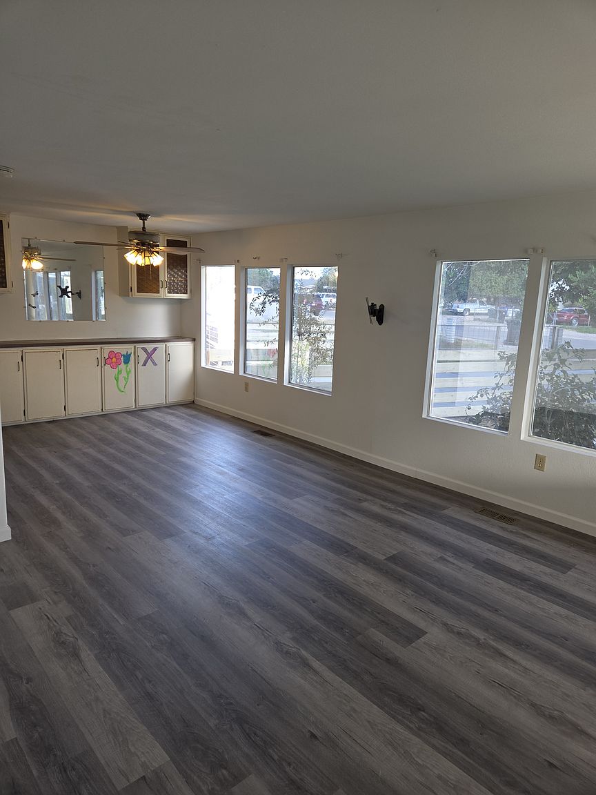 2050 N 28th Pl photo 3