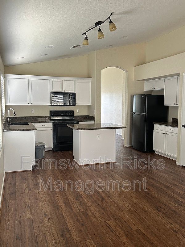 5730 E Holmes Ave photo 3