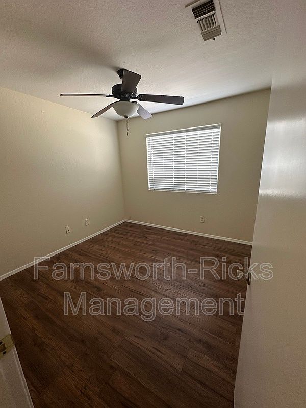 5730 E Holmes Ave photo 4