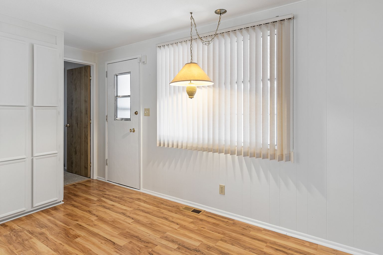 5223 E Lindstrom Ln photo 2