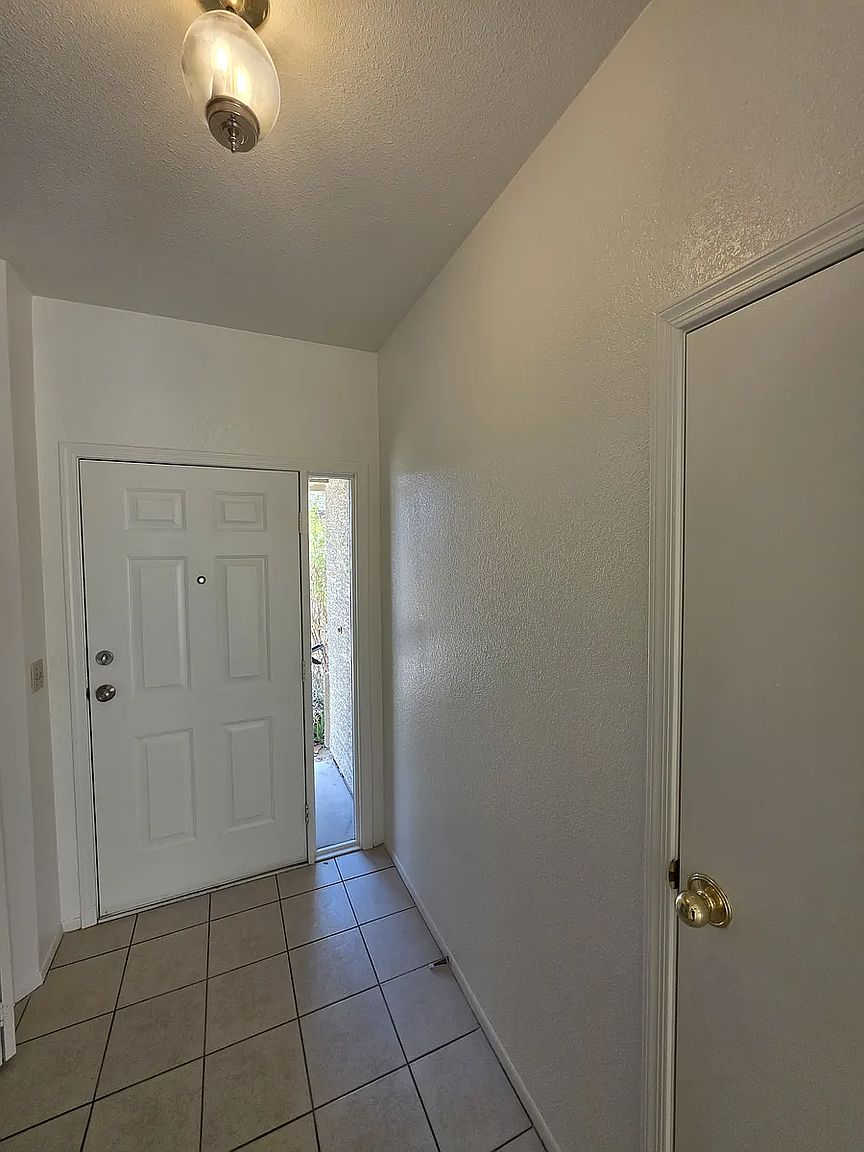8229 W Yucca St photo 4