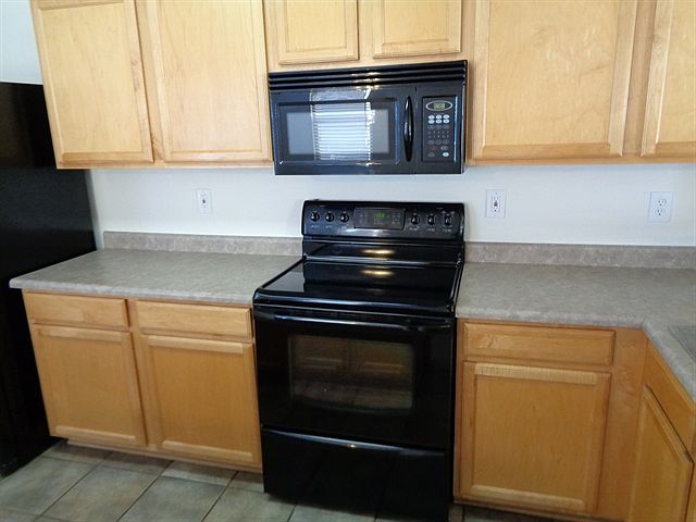 8057 W Hatcher Rd photo 5