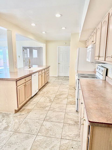 11801 N Coggins Dr photo 4