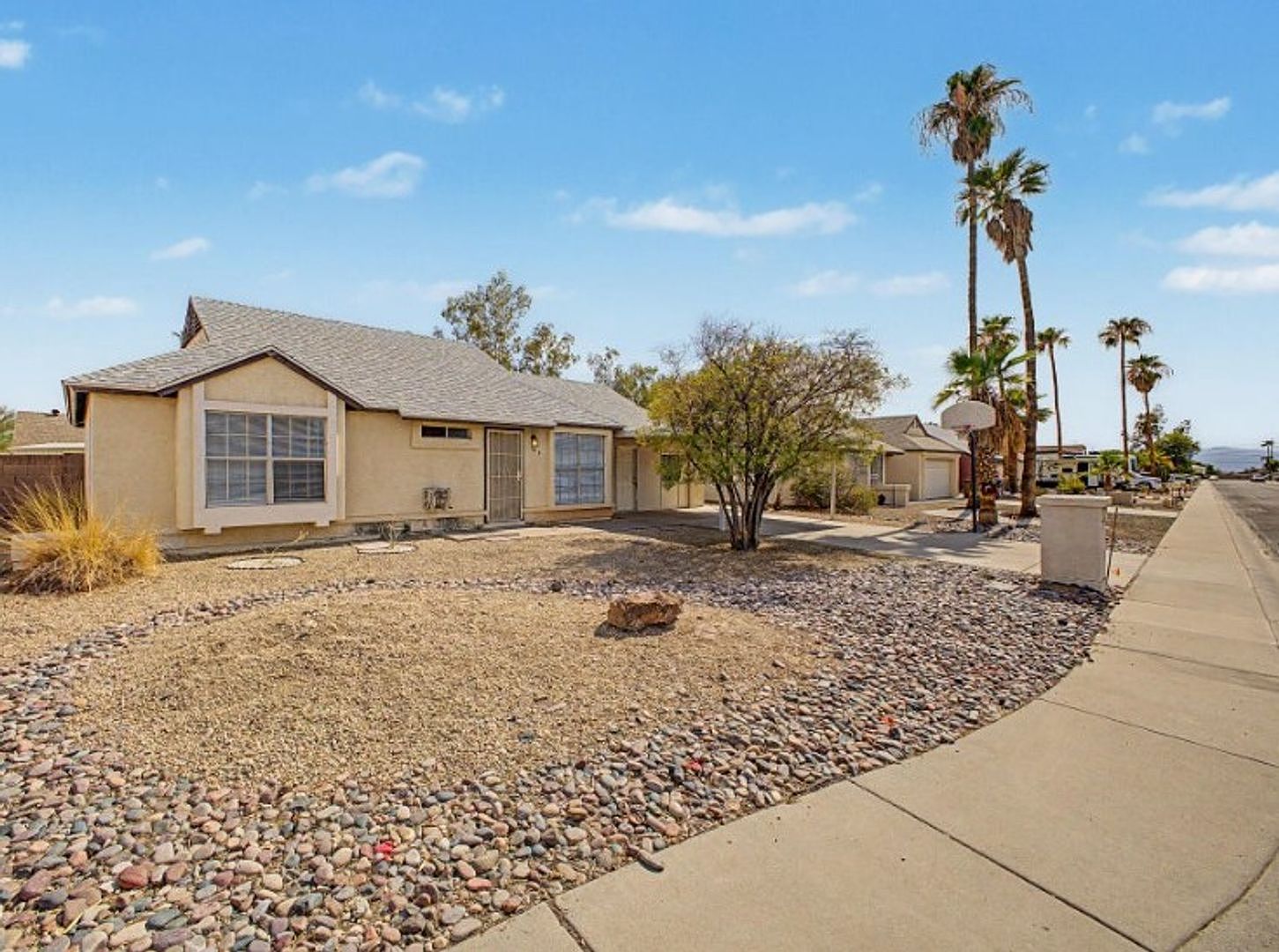 10719 W Vista Ave photo 2