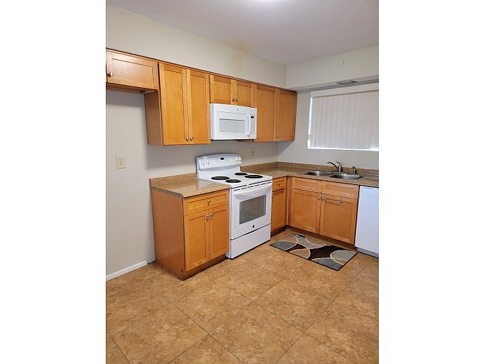 10916 W Peoria Ave photo 4