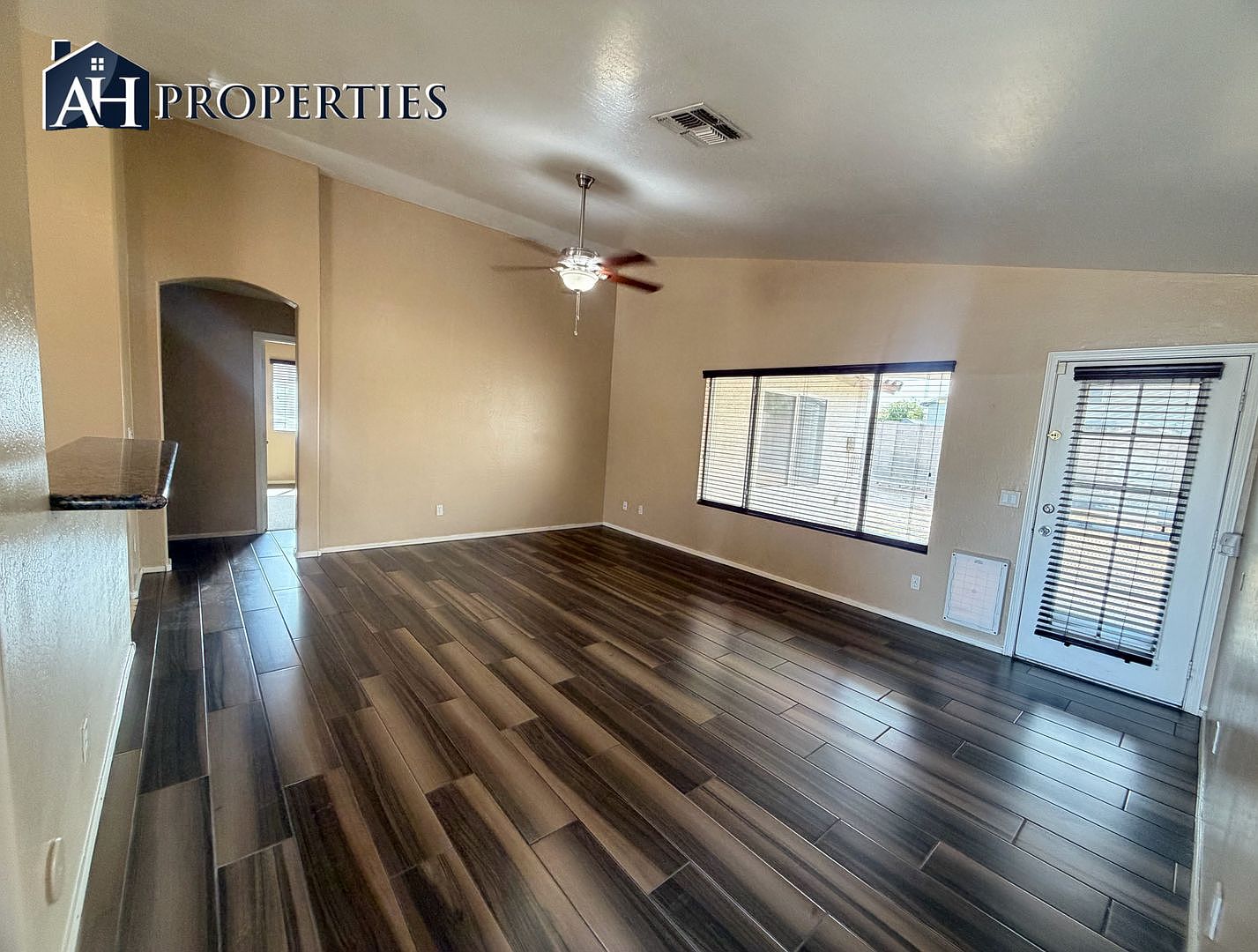 9543 W Sunnyslope Ln photo 3
