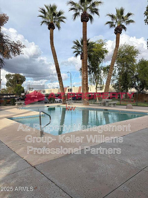 6033 W Golden Ln Glendale, AZ 85302 photo 2