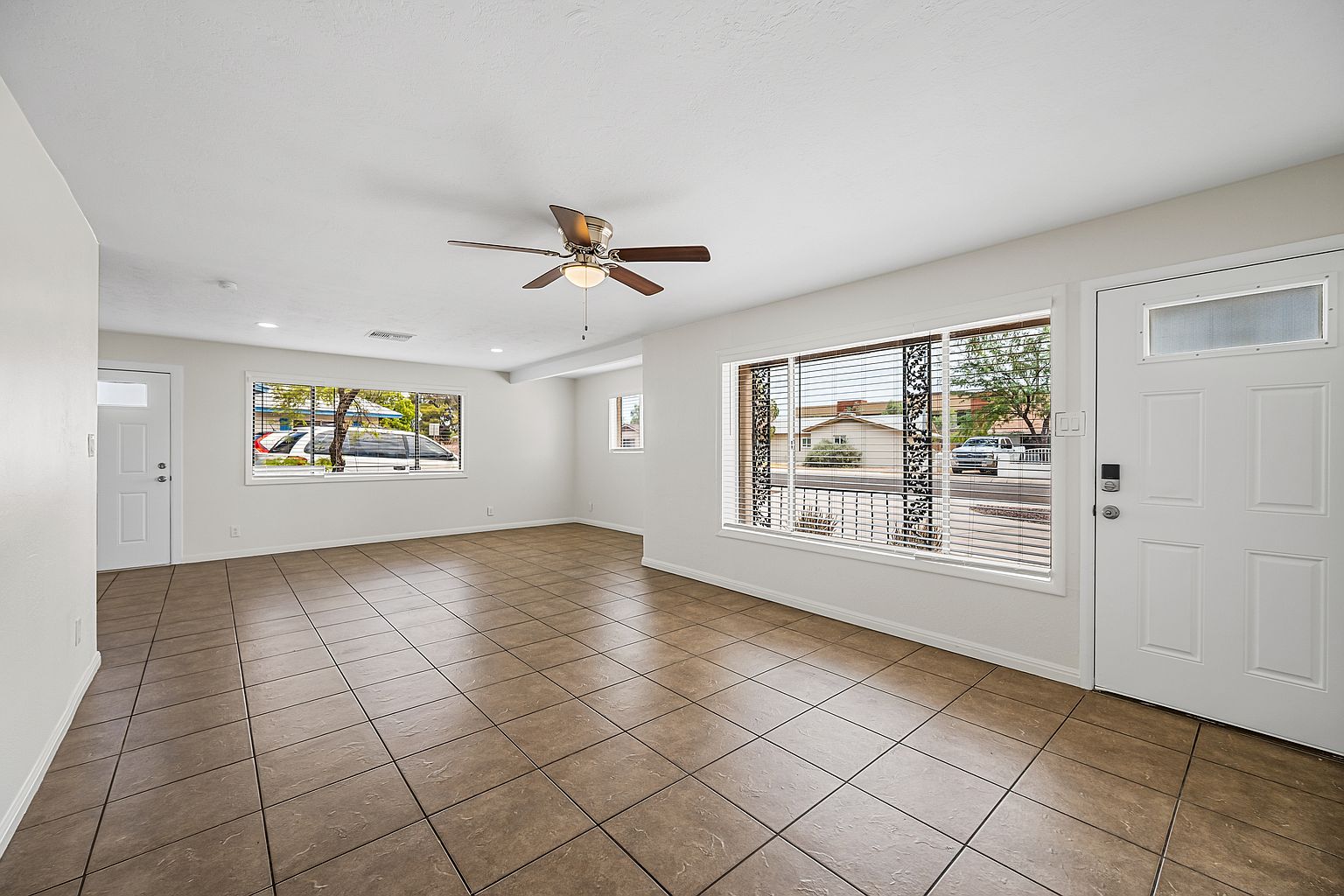 5924 W Seldon Ln photo 4