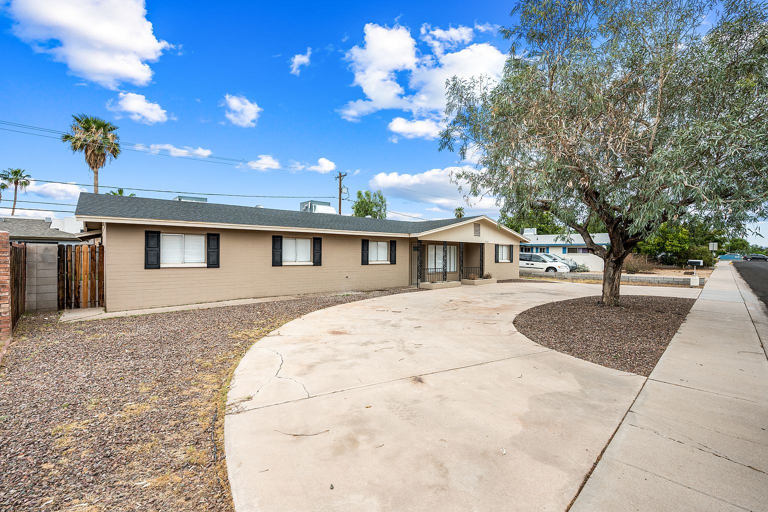 5924 W Seldon Ln photo 2