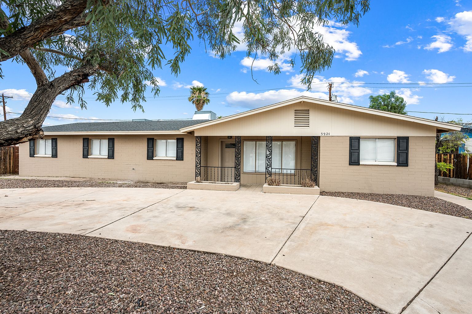 5924 W Seldon Ln photo 3