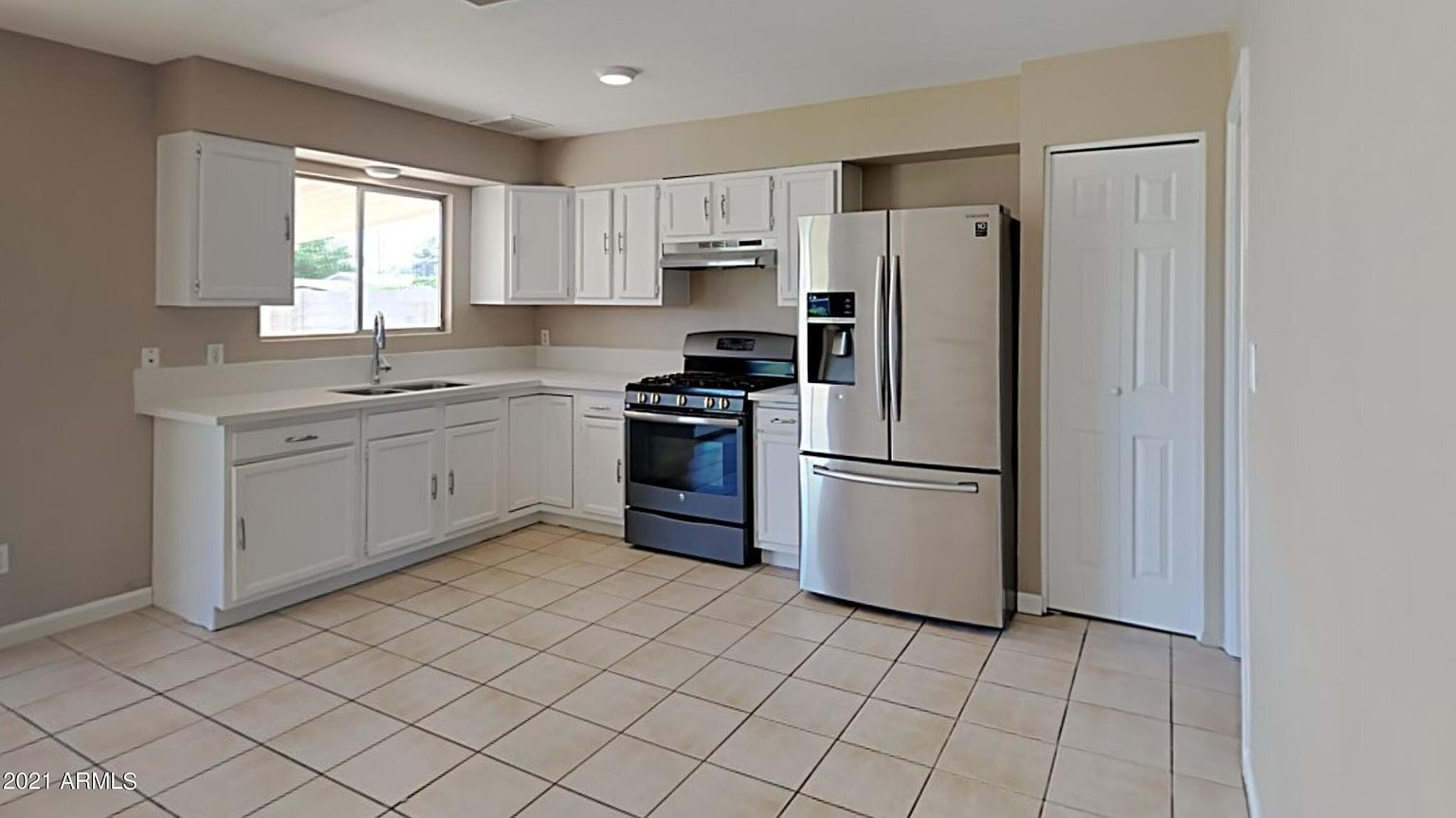 7465 W Cheryl Dr photo 2