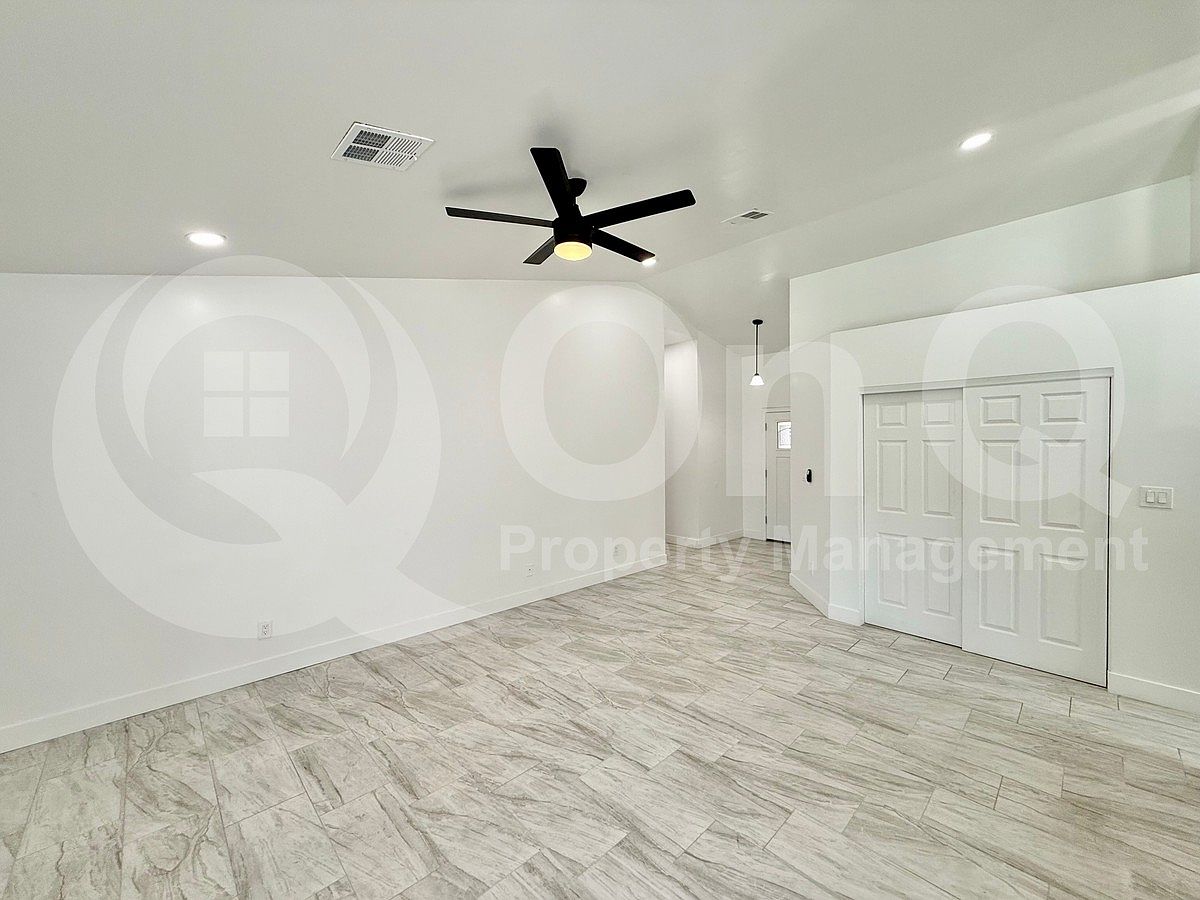 7349 W Denton Ln photo 4