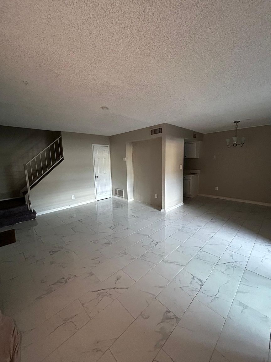 6749 W Devonshire Ave photo 3