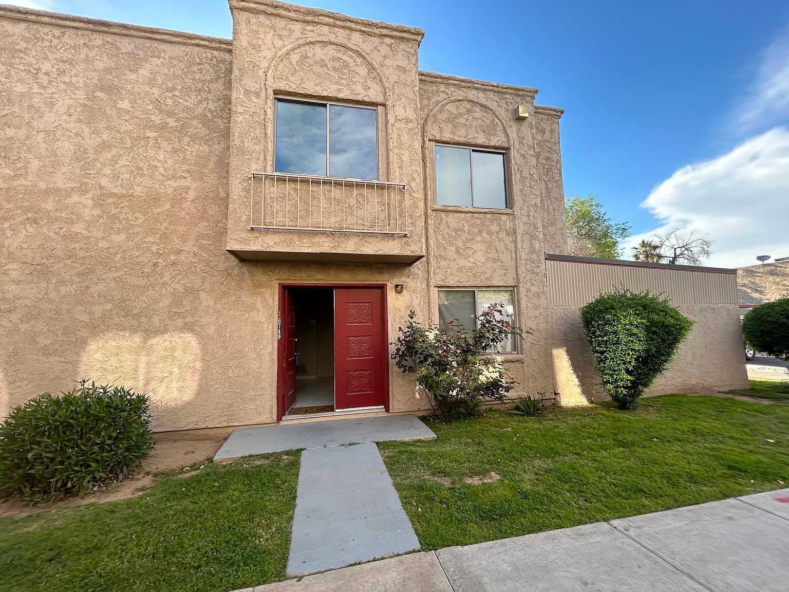 6749 W Devonshire Ave photo 2