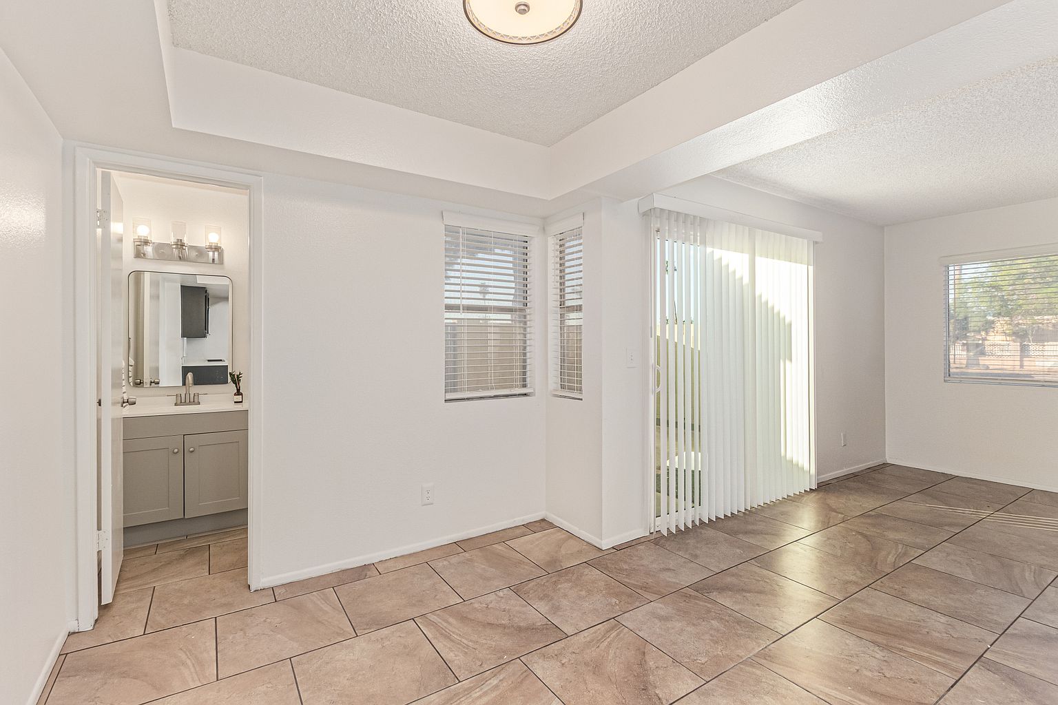 5810 N 48th Ln photo 4