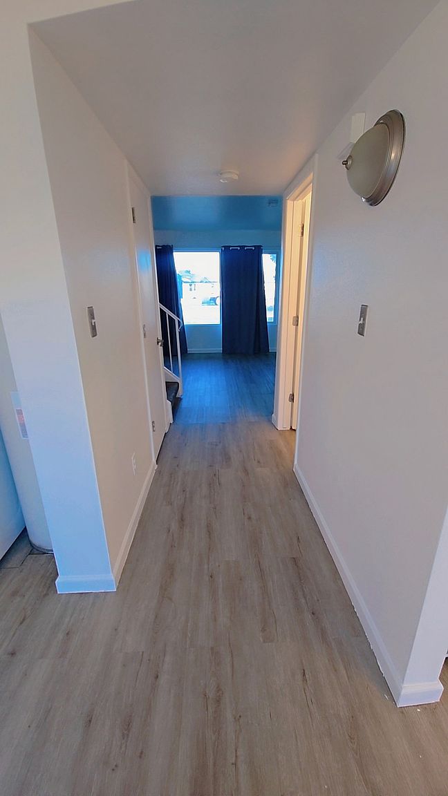 4834 W Rose Ln photo 2