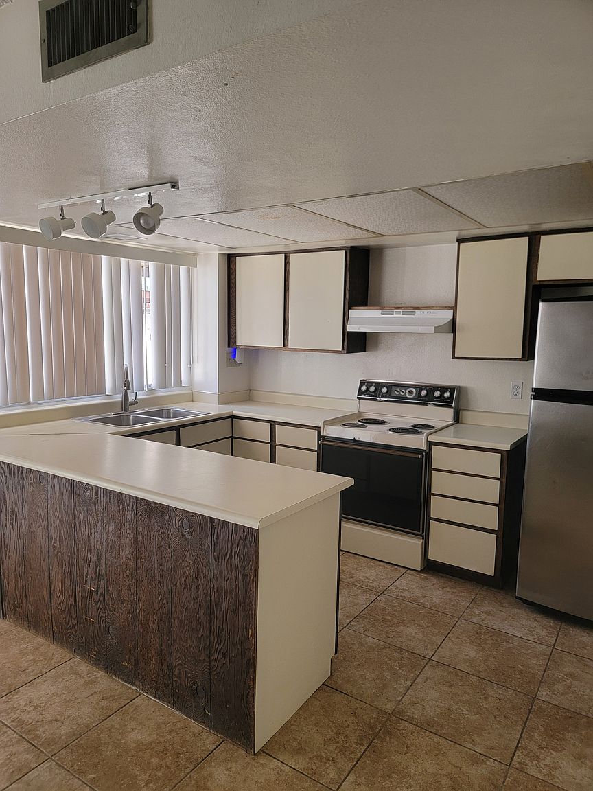 7854 N 47th Ave Glendale, AZ 85301 photo 4