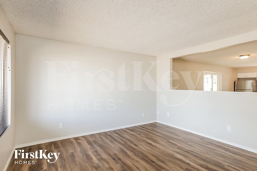 4431 W Sierra St photo 3