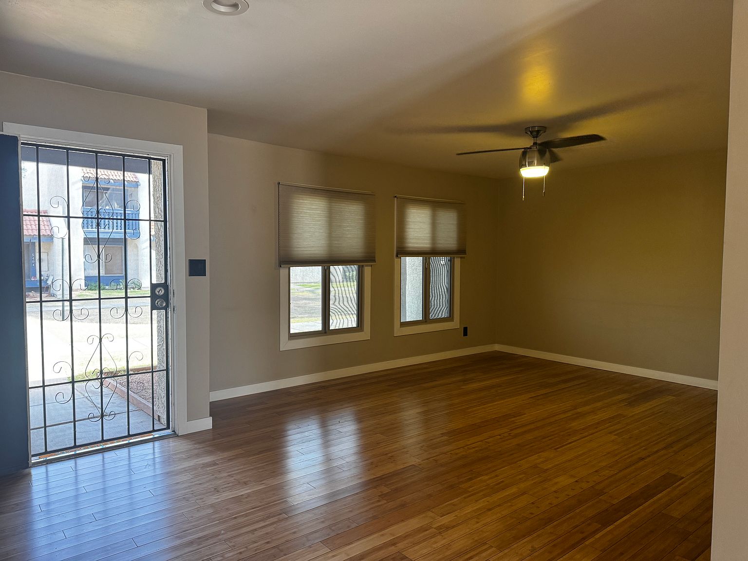 5405 W Echo Ln photo 2