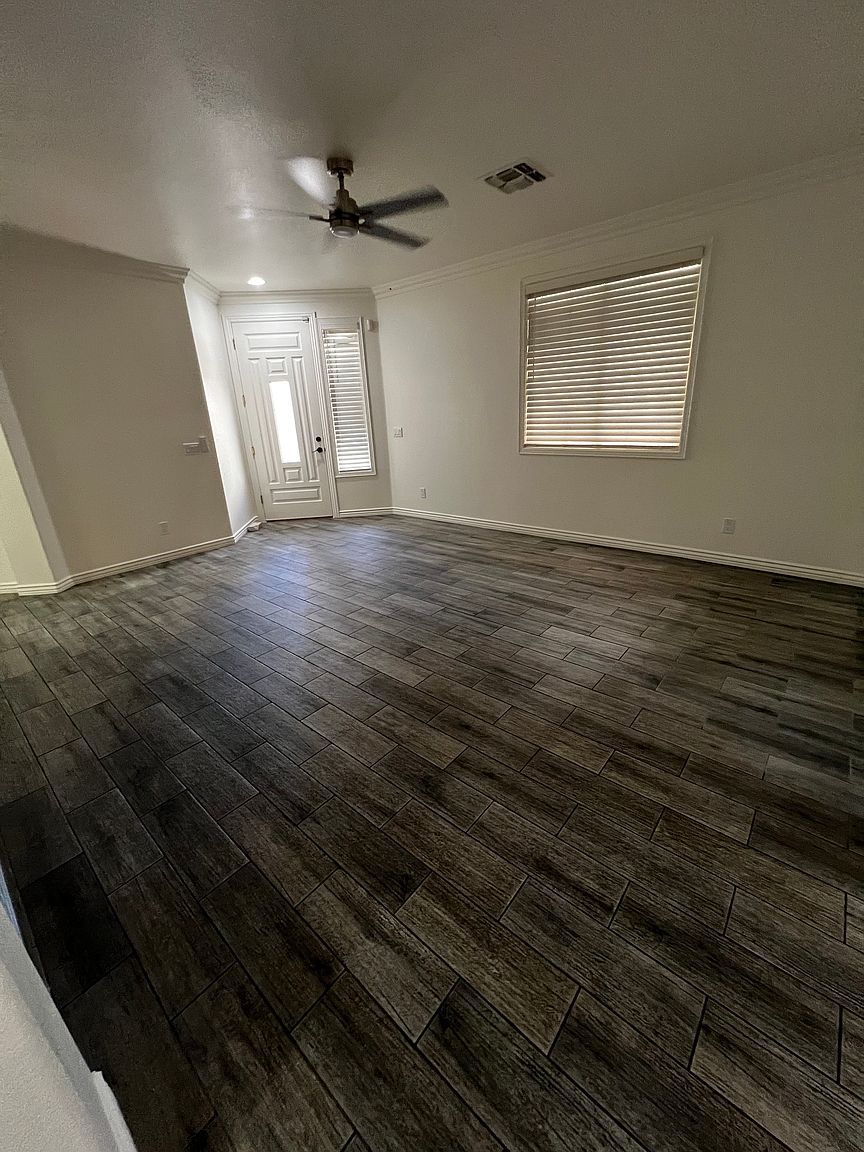 5811 W Golden Ln photo 3