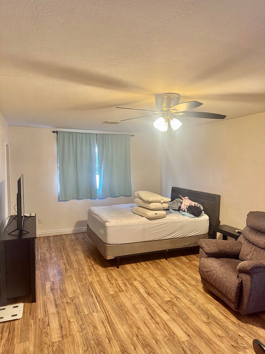 5137 W Christy Dr photo 2
