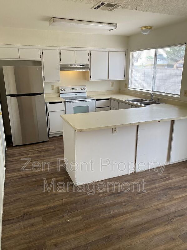 5233 W Altadena Avenue photo 4