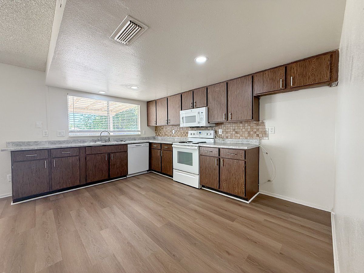 5321 W Sierra St photo 3