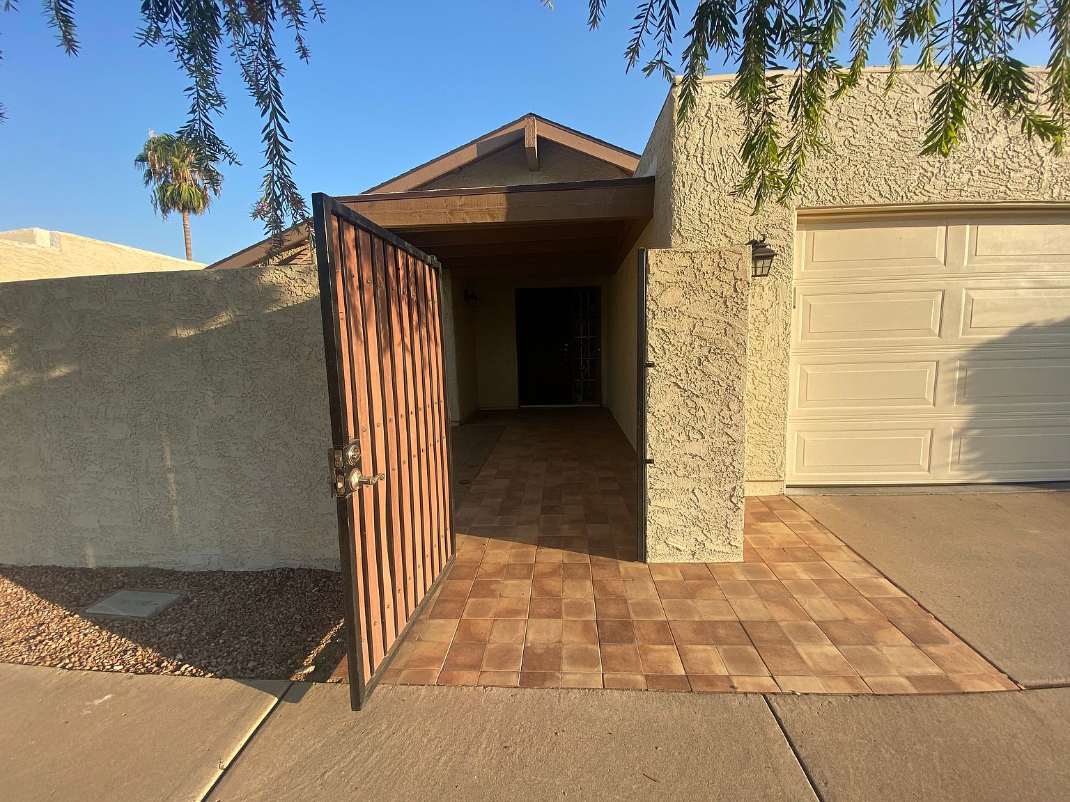 2909 W Sierra St photo 2