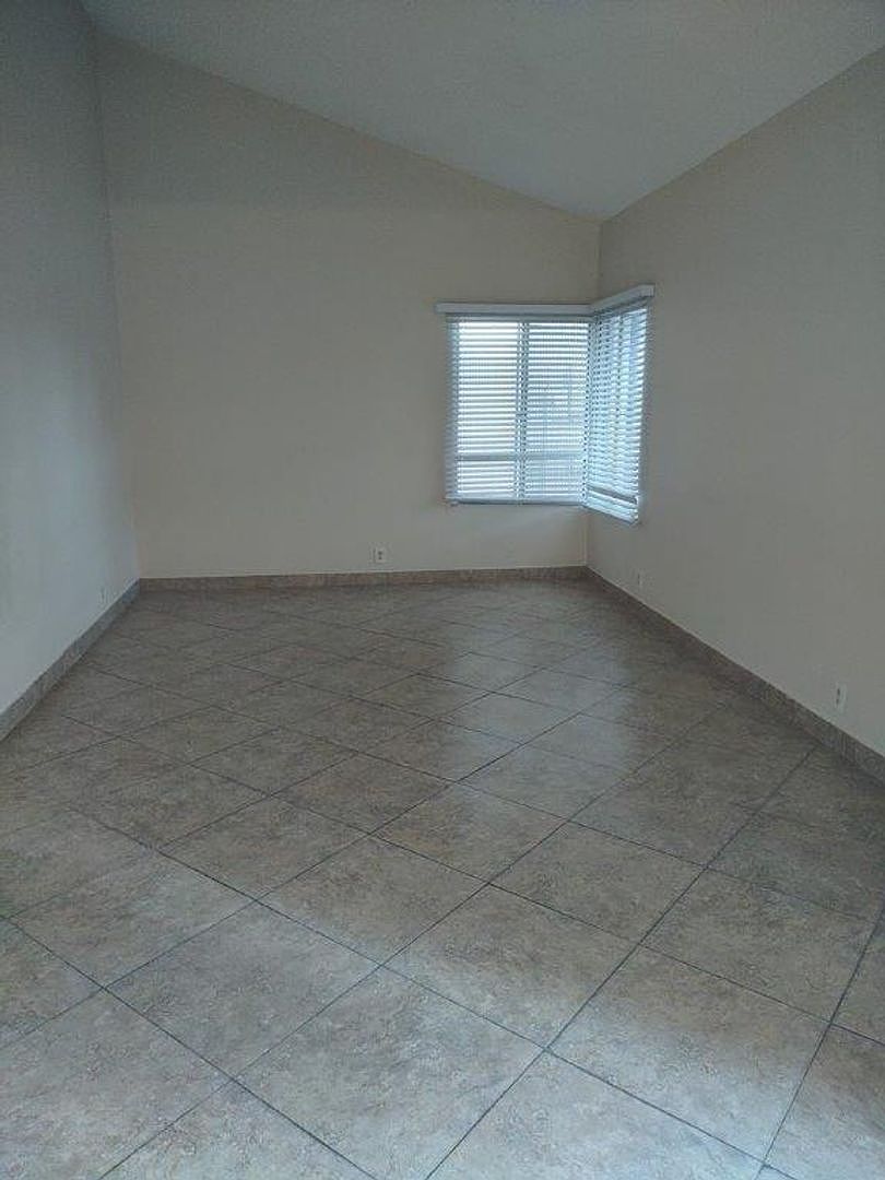 4014 W Christy Dr photo 3