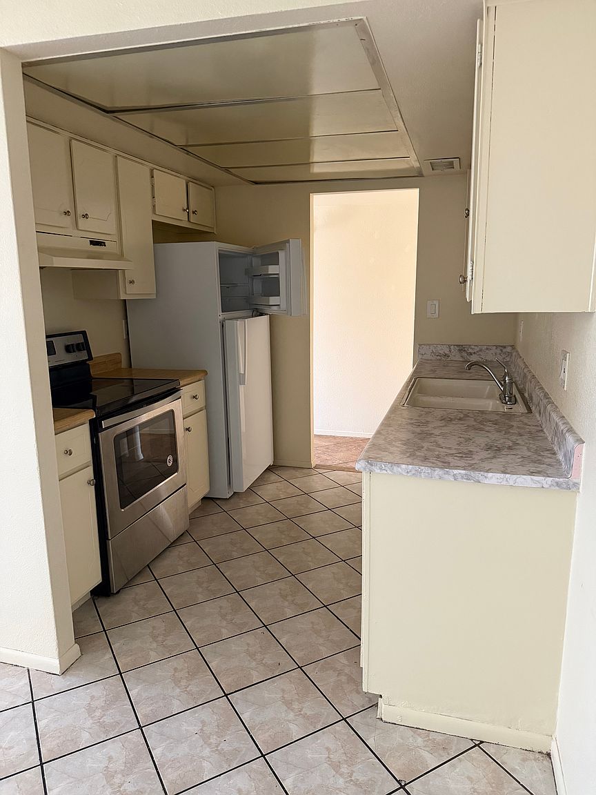 3510 W Orangewood Ave photo 4