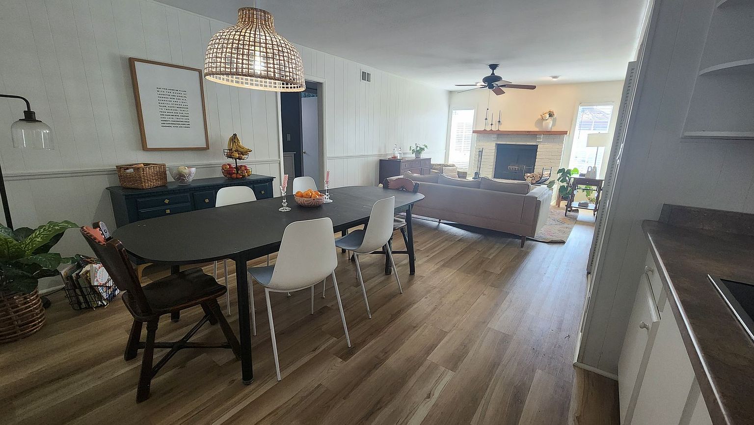 GORGEOUS 3Bed/2Bath Home w/Pool in NORTH GLEN SQUARE photo 3