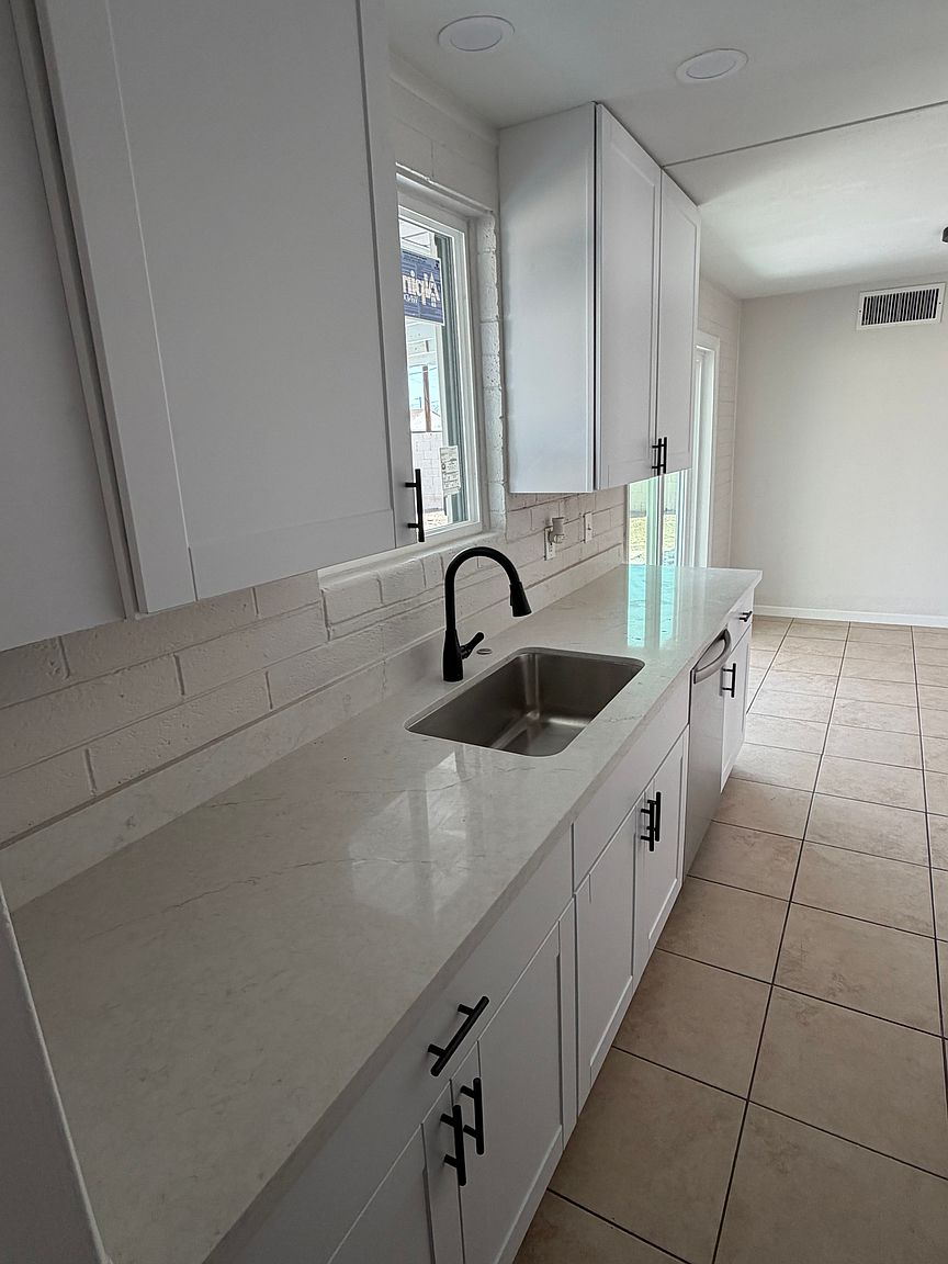 3102 W Marshall Ave photo 3