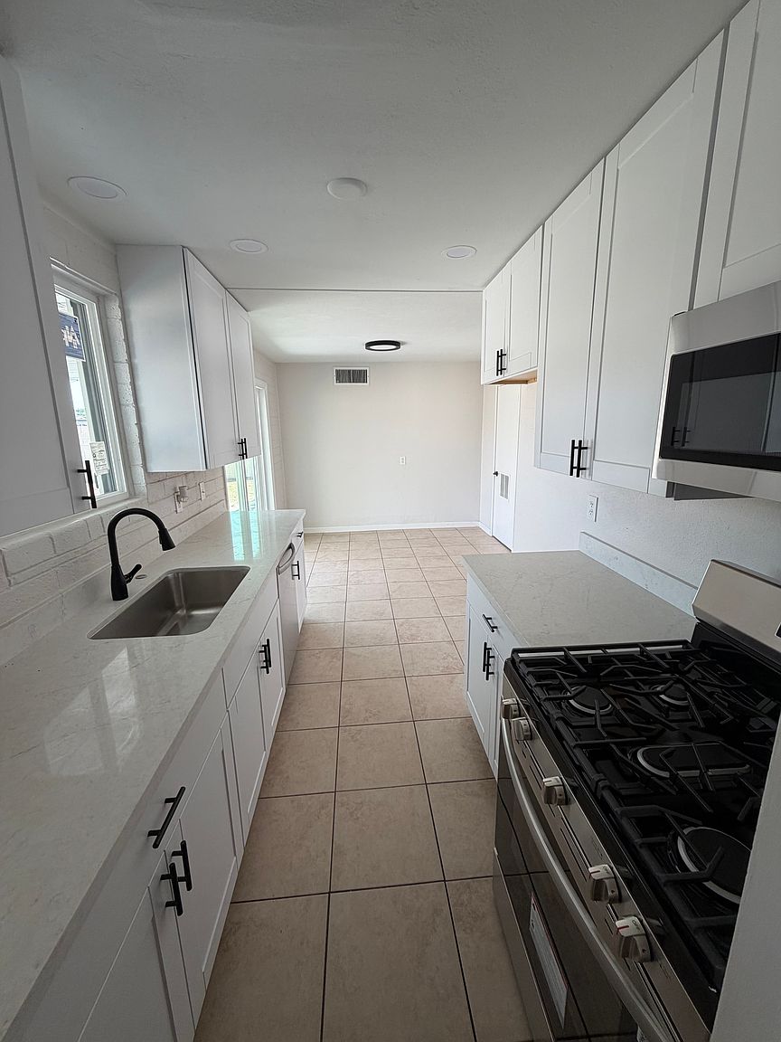 3102 W Marshall Ave photo 5
