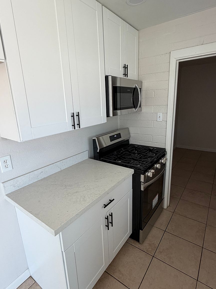 3102 W Marshall Ave photo 4