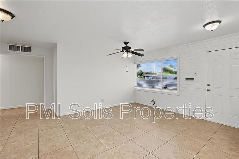 4672 N 30th Dr photo 4