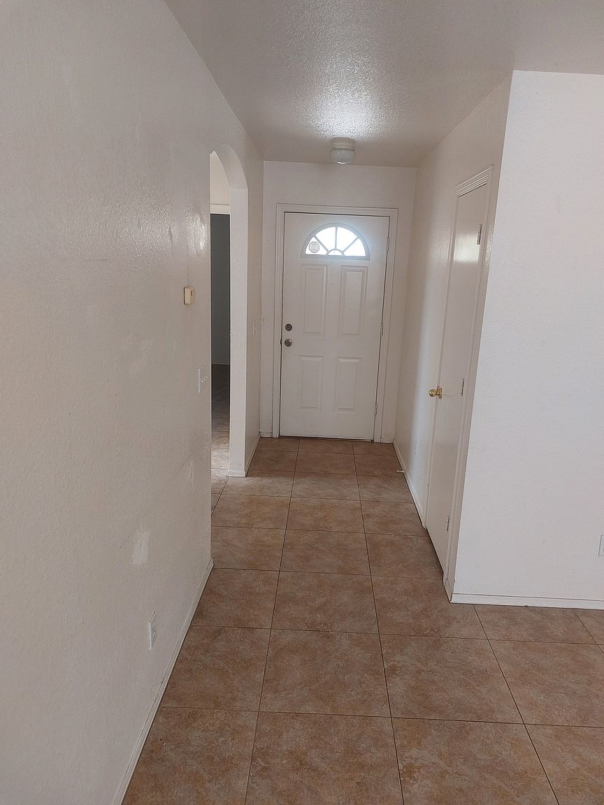 1006 E Mariposa St photo 3